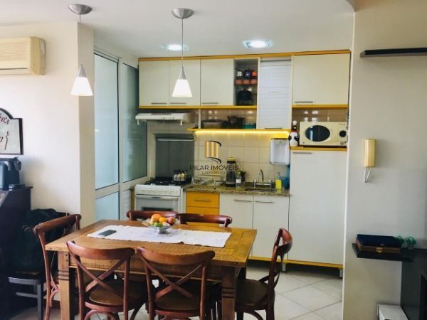 Apartamento com 02 dormitórios, 02 vagas de garagem no Bairro Floresta