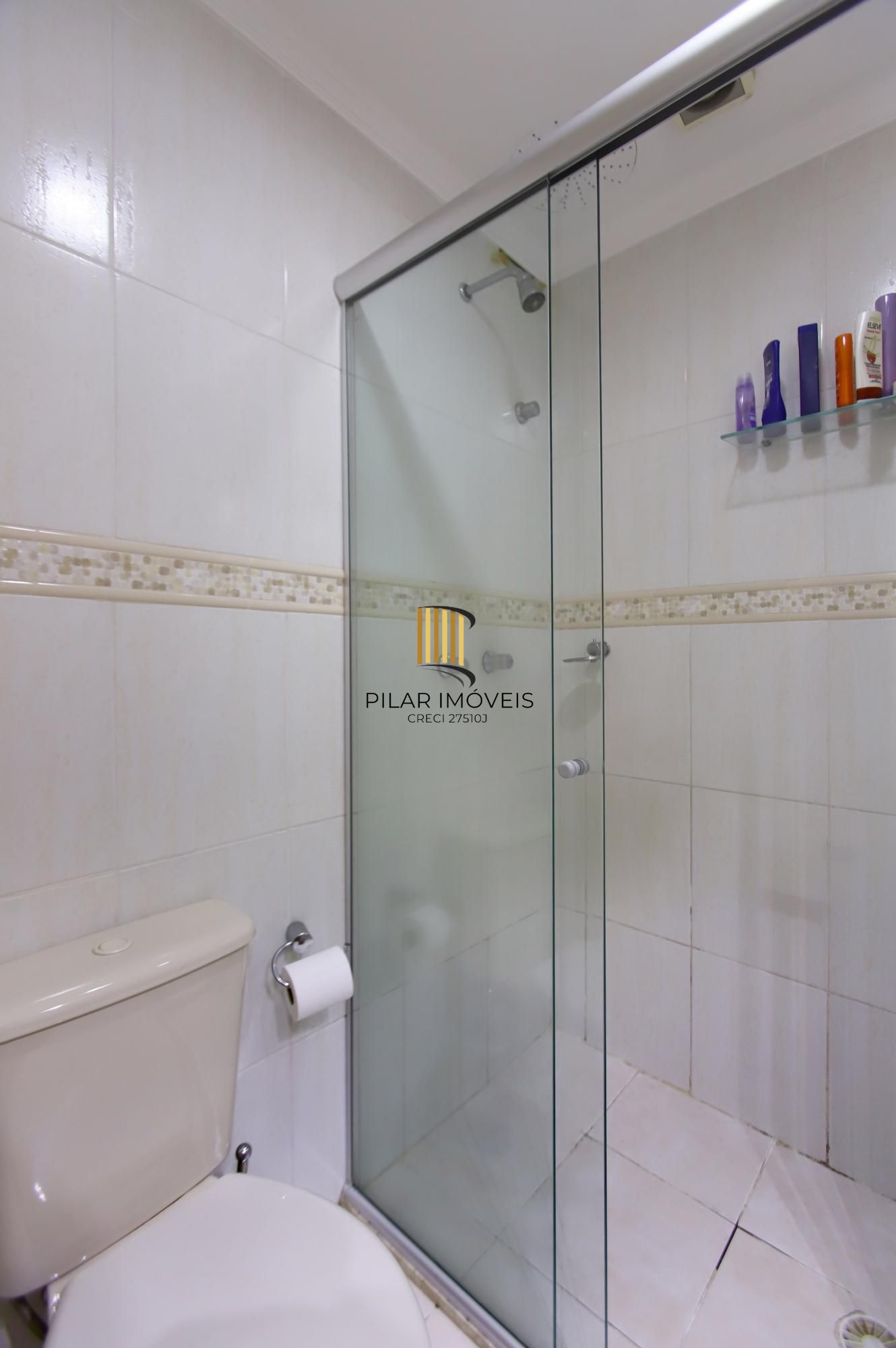 Vende cobertura: Piso inferior:  02 dormitórios, 02 banheiros, living 2 ambientes, cozinha americana.