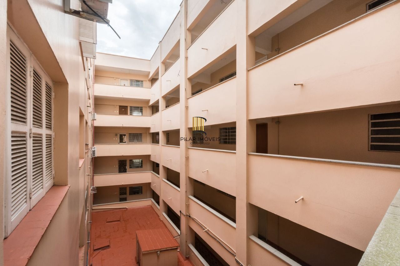 Apartamento semimobiliado com 2 quartos e 2 banheiros no Bairro Floresta