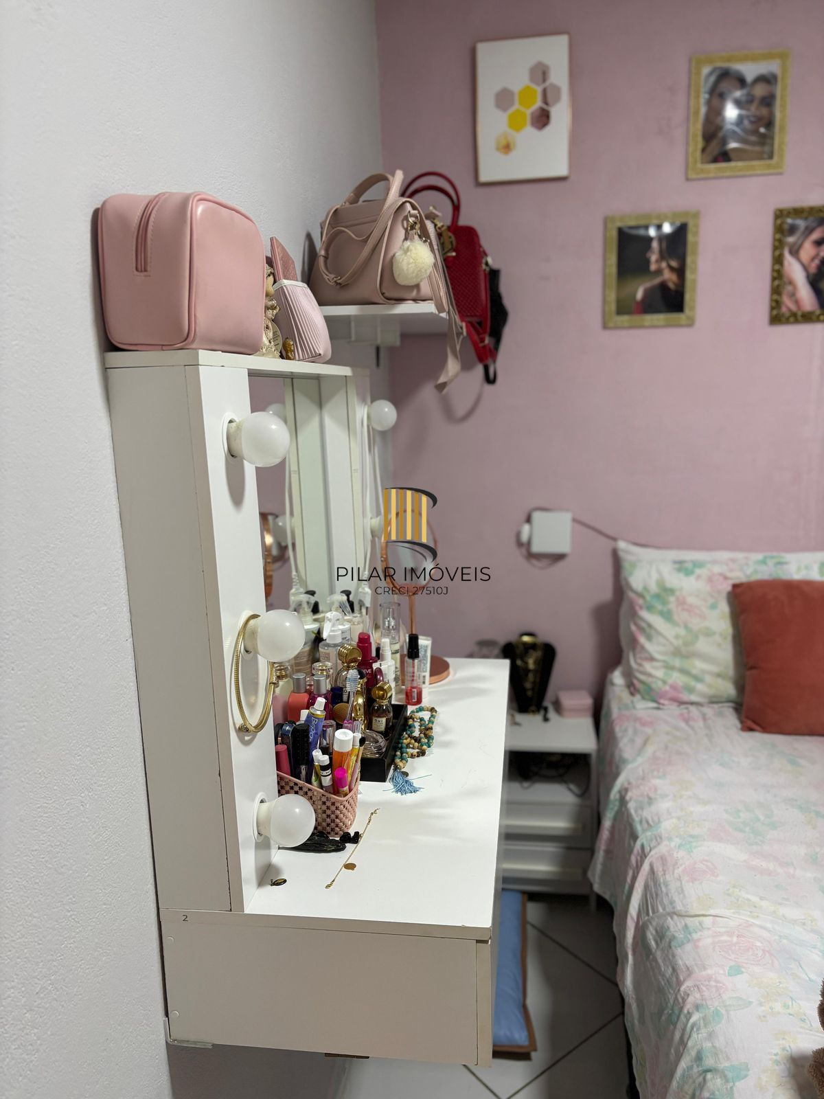 Casa residencial semimobiliada, com 3 quartos, 1 banheiro e 2 vagas de garagem.