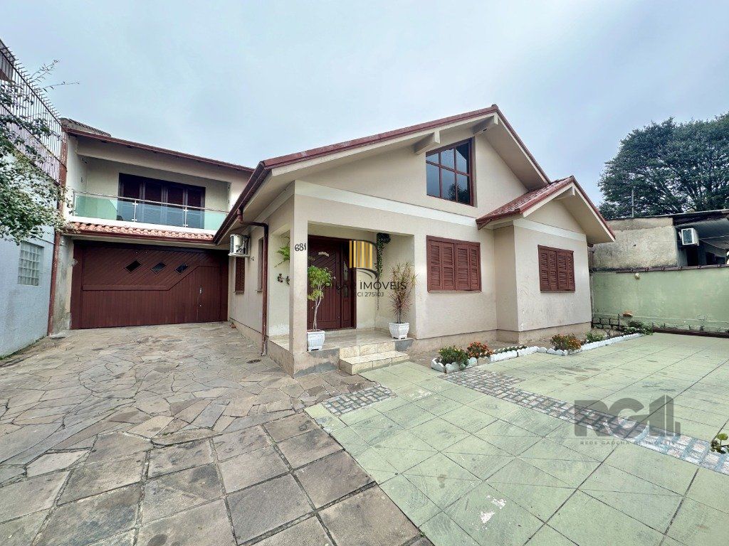 Casa 3 dormitórios no bairro Igara