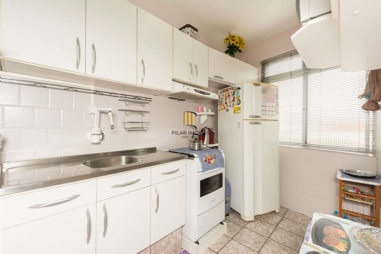 Apartamento semimobiliado com 2 quartos e 2 banheiros no Bairro Floresta