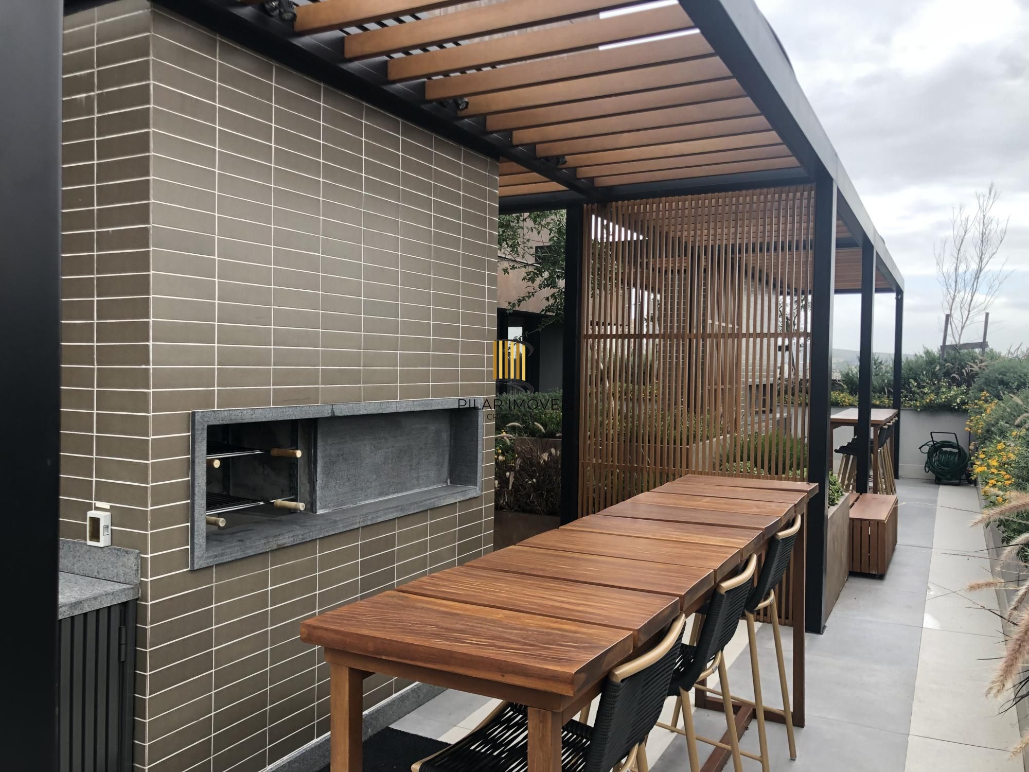 Apartamento desocupado e totalmente mobiliado com uma garagem