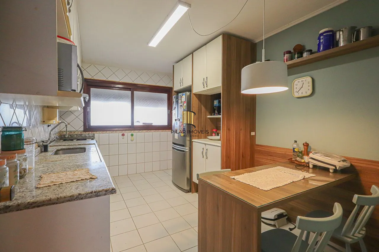 Apartamento cobertura de 03 dormitórios com opção de 05, 03 garagens. Bairro Higienópolis