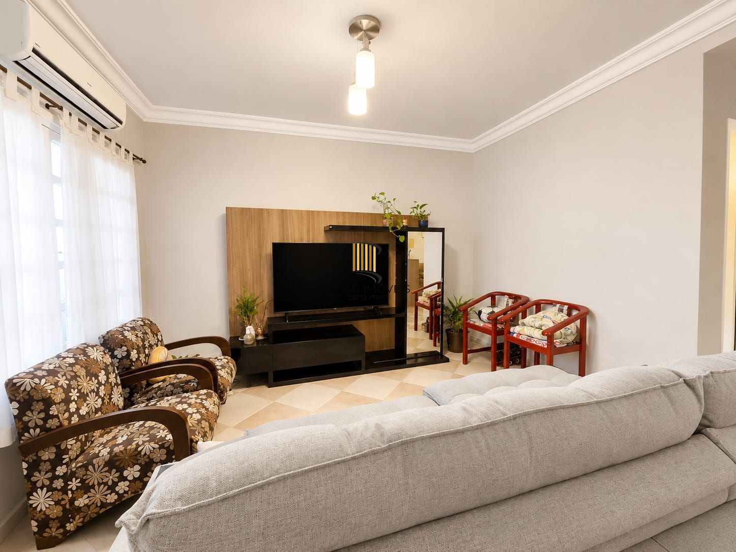 Casa 03 dormitórios no bairro Guarujá em Porto Alegre