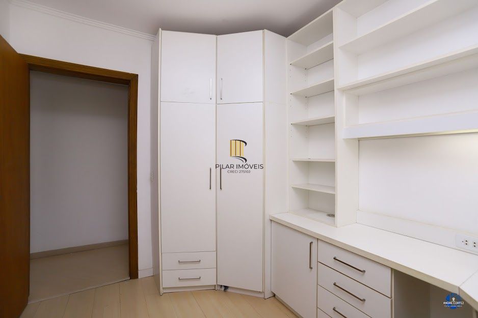 Apartamento semi mobiliado com churrasqueira e 02 garagens no Menino Deus em Porto Alegre