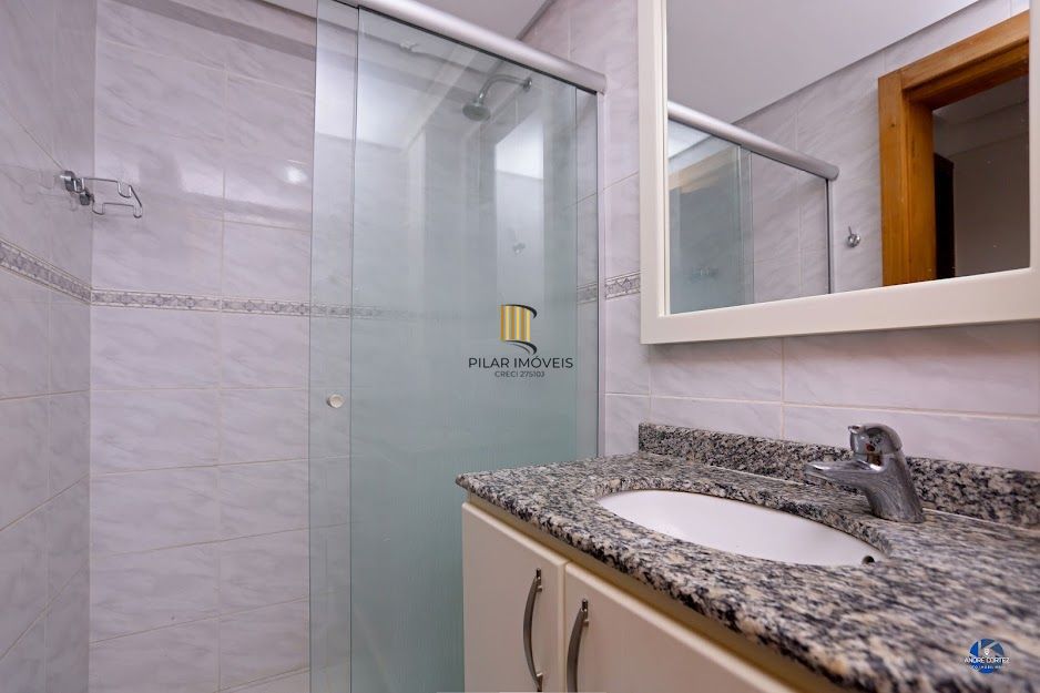 Apartamento semi mobiliado com churrasqueira e 02 garagens no Menino Deus em Porto Alegre