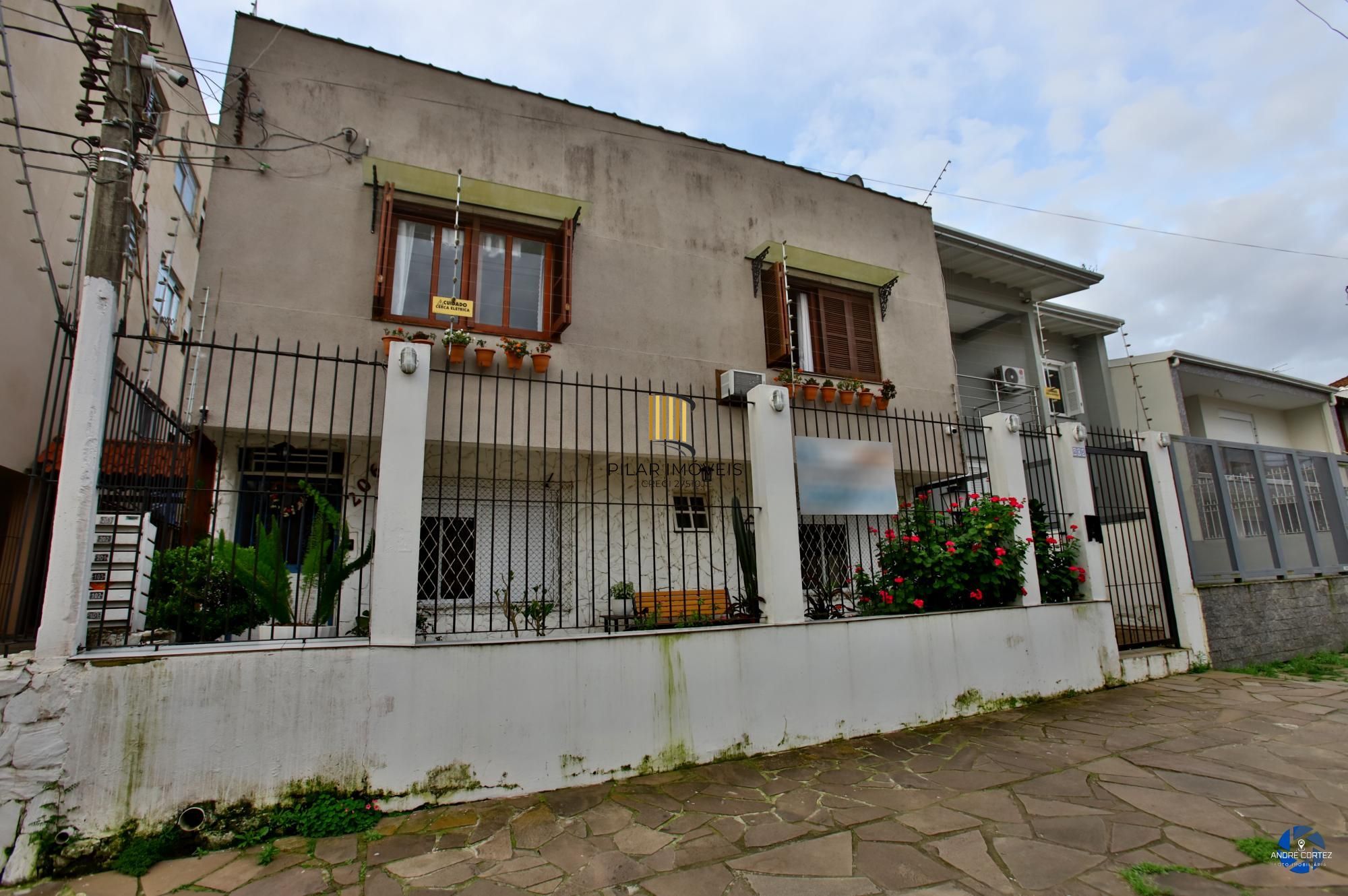 Apartamento térreo , tipo casa, área externa com churrasqueira , 02 dormitórios.