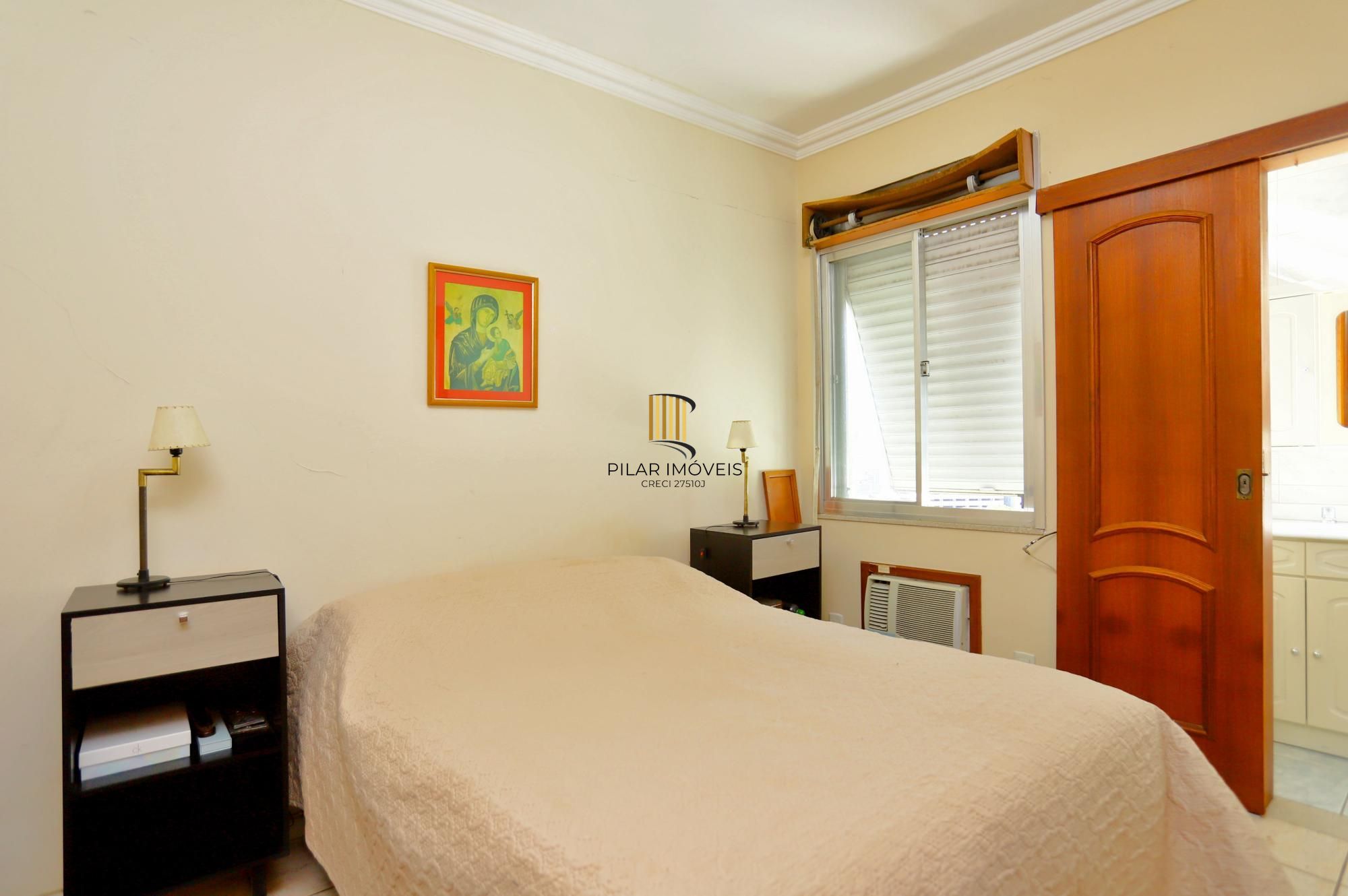 Apartamento super iluminado e arejado,  com hall de entrada , living amplo com 02 ambientes , 02 dormitórios, sendo uma suíte , banheiro  social com ventilação externa e cozinha mobiliada