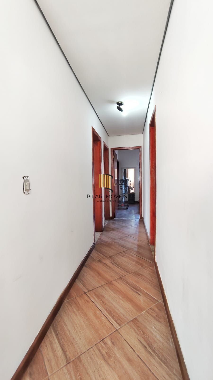 3 Dormitórios, sendo 1 Suíte Master •	Living com Dois Ambientes – no Bairro Alto Petrópolis – Amplo Terreno.
