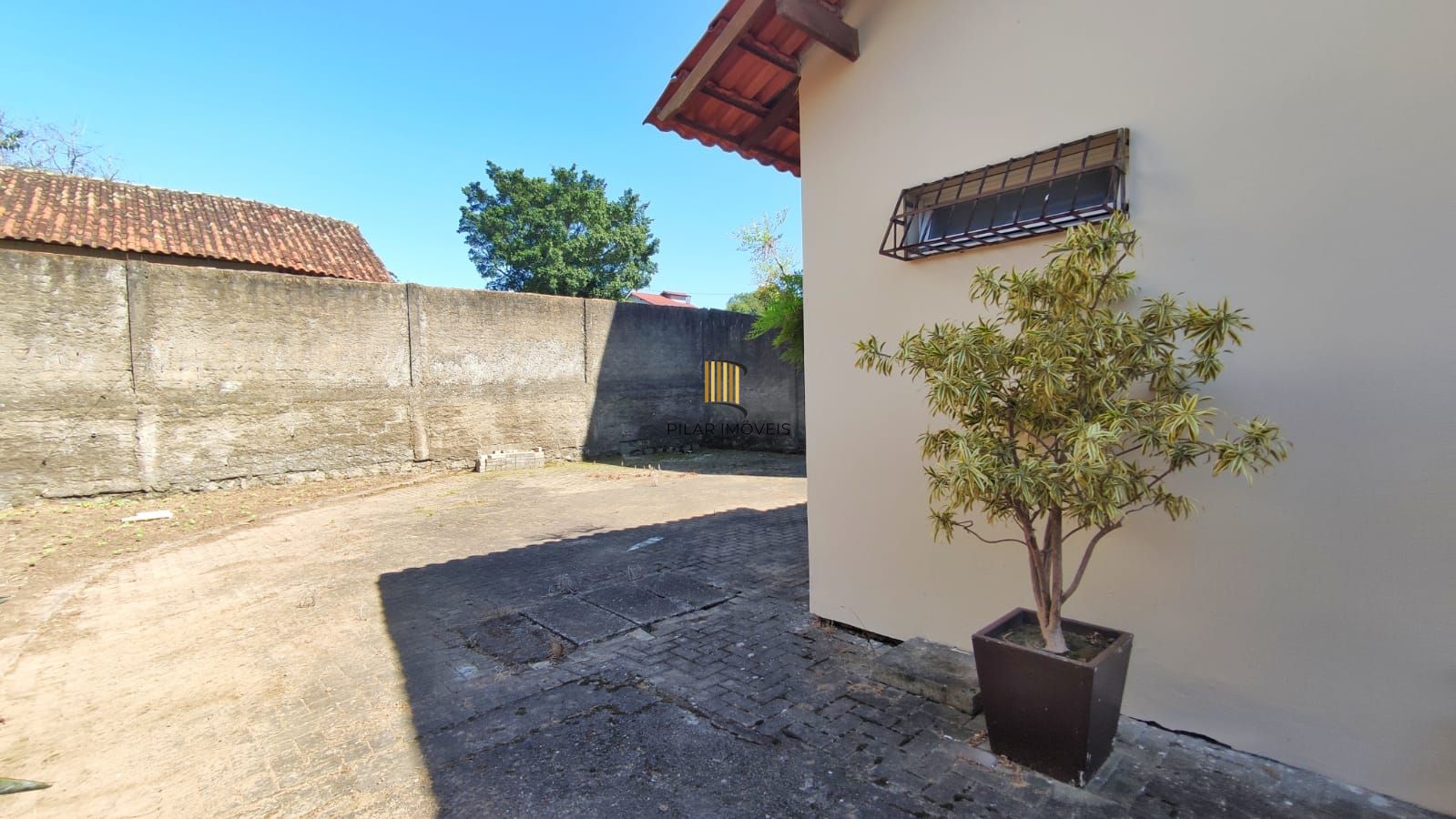 3 Dormitórios, sendo 1 Suíte Master •	Living com Dois Ambientes – no Bairro Alto Petrópolis – Amplo Terreno.