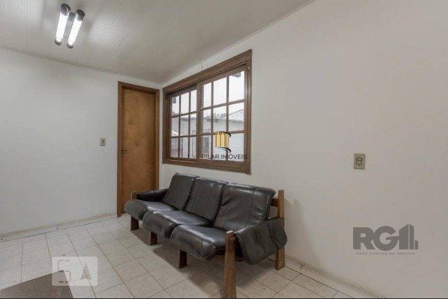 Casa com 04 dormitórios no Bairro Chacara das Pedras Porto Alegre