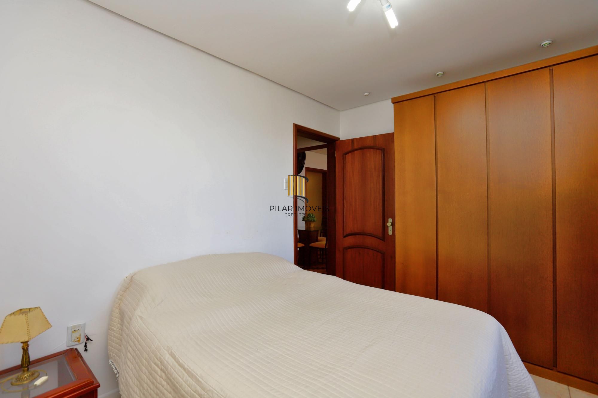 Apartamento super iluminado e arejado,  com hall de entrada , living amplo com 02 ambientes , 02 dormitórios, sendo uma suíte , banheiro  social com ventilação externa e cozinha mobiliada