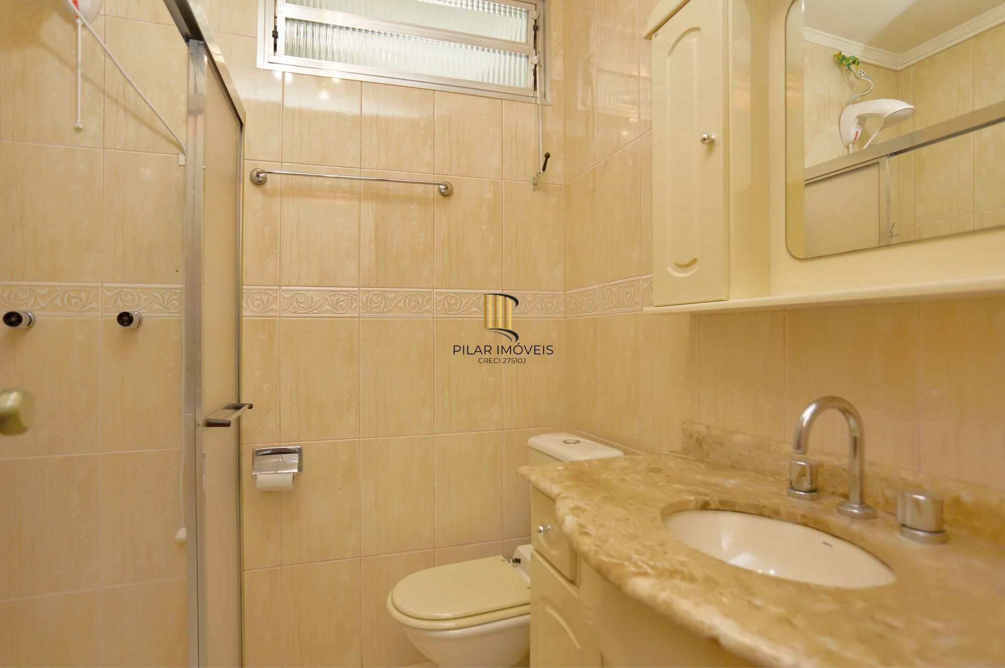 Apartamento super iluminado e arejado,  com hall de entrada , living amplo com 02 ambientes , 02 dormitórios, sendo uma suíte , banheiro  social com ventilação externa e cozinha mobiliada