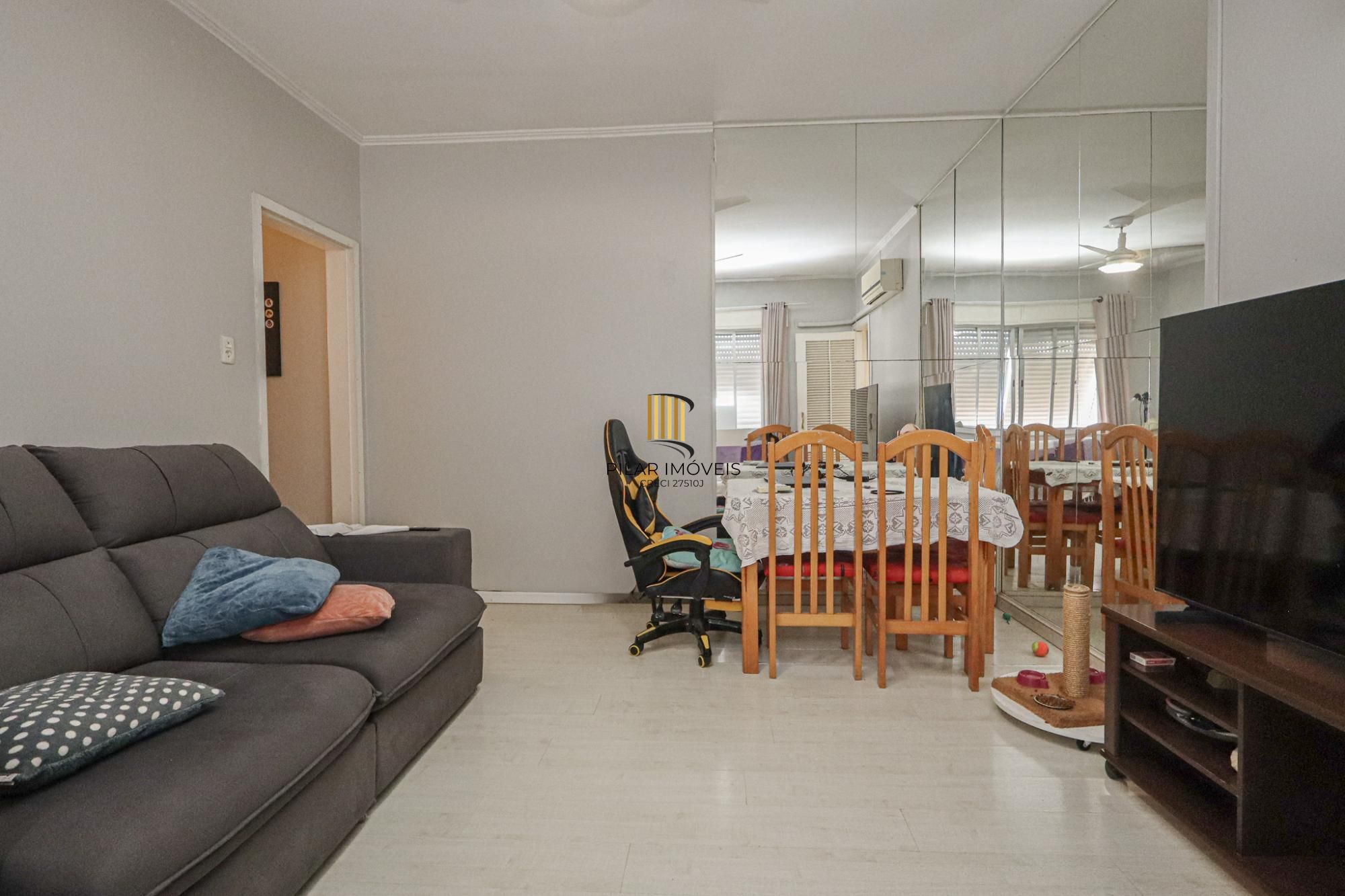 Com 2 quartos, 1 banheiro, opção do 2.º banheiro, e escritório,