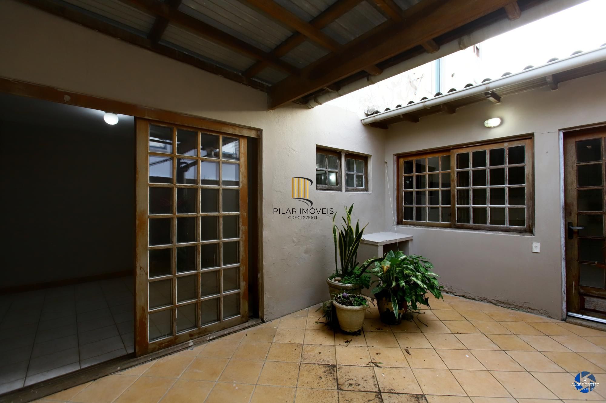 Apartamento térreo , tipo casa, área externa com churrasqueira , 02 dormitórios.