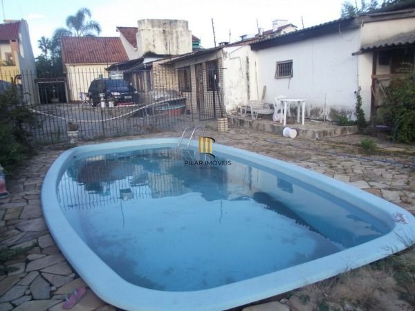 Casa com 03 quartos em terreno de 13:20 x 7501, no bairro Medianeira