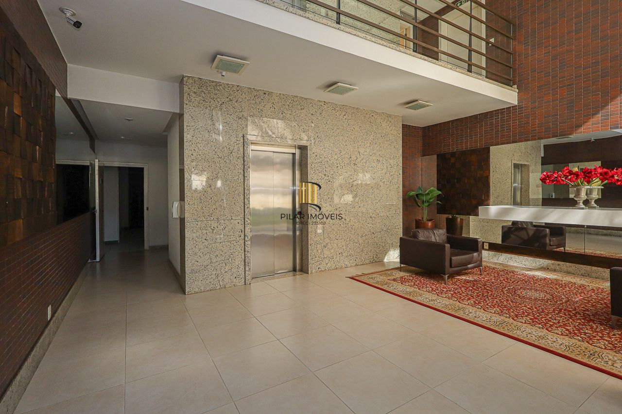 Apartamento de 3 quartos, 3 suítes, com 02 garagens individuais no Bairro Petrópolis, próximo a Encol.