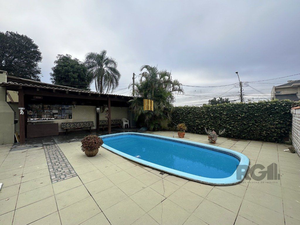 Casa 3 dormitórios no bairro Igara