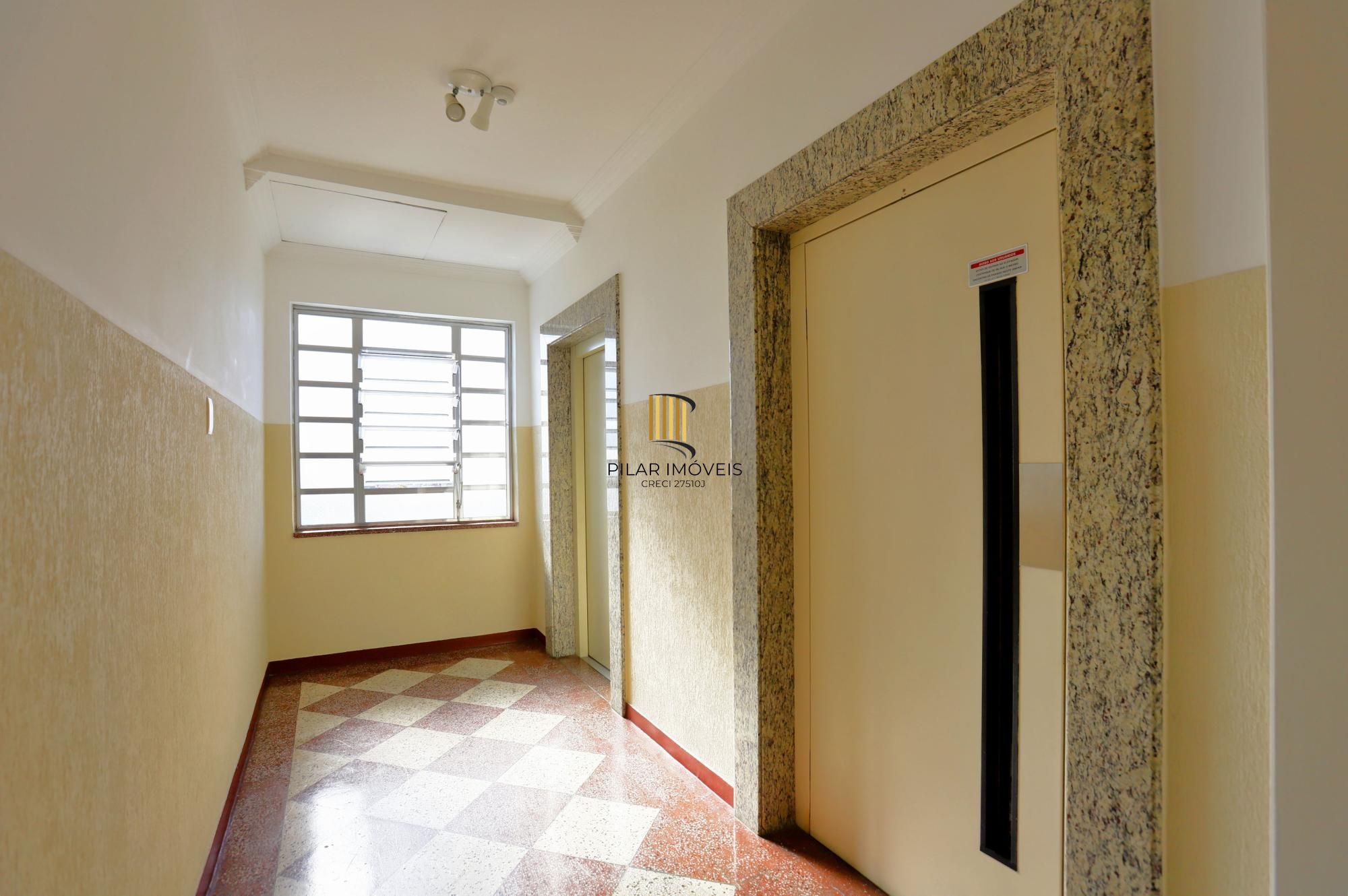 Apartamento super iluminado e arejado,  com hall de entrada , living amplo com 02 ambientes , 02 dormitórios, sendo uma suíte , banheiro  social com ventilação externa e cozinha mobiliada