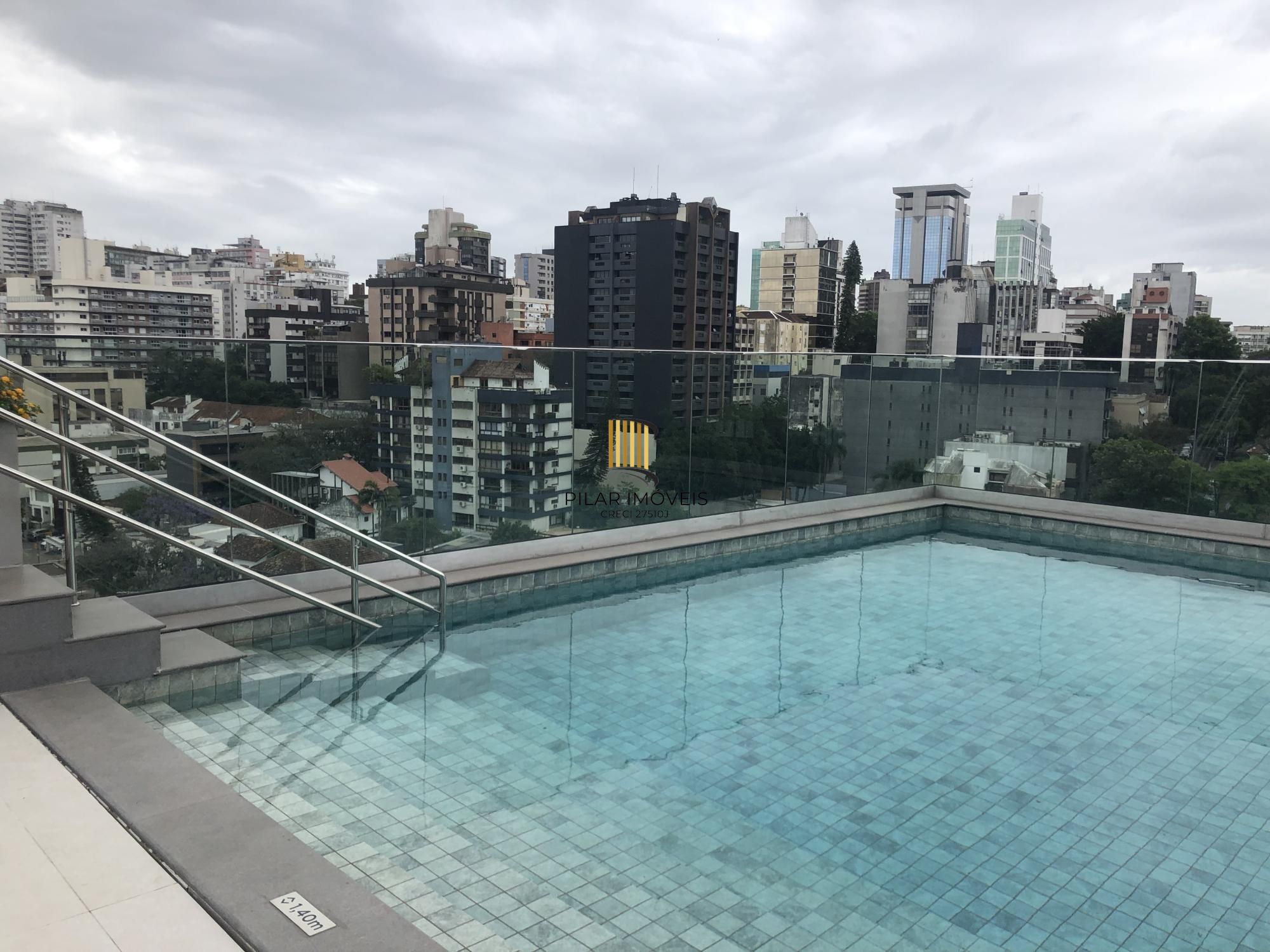 Apartamento desocupado e totalmente mobiliado com uma garagem