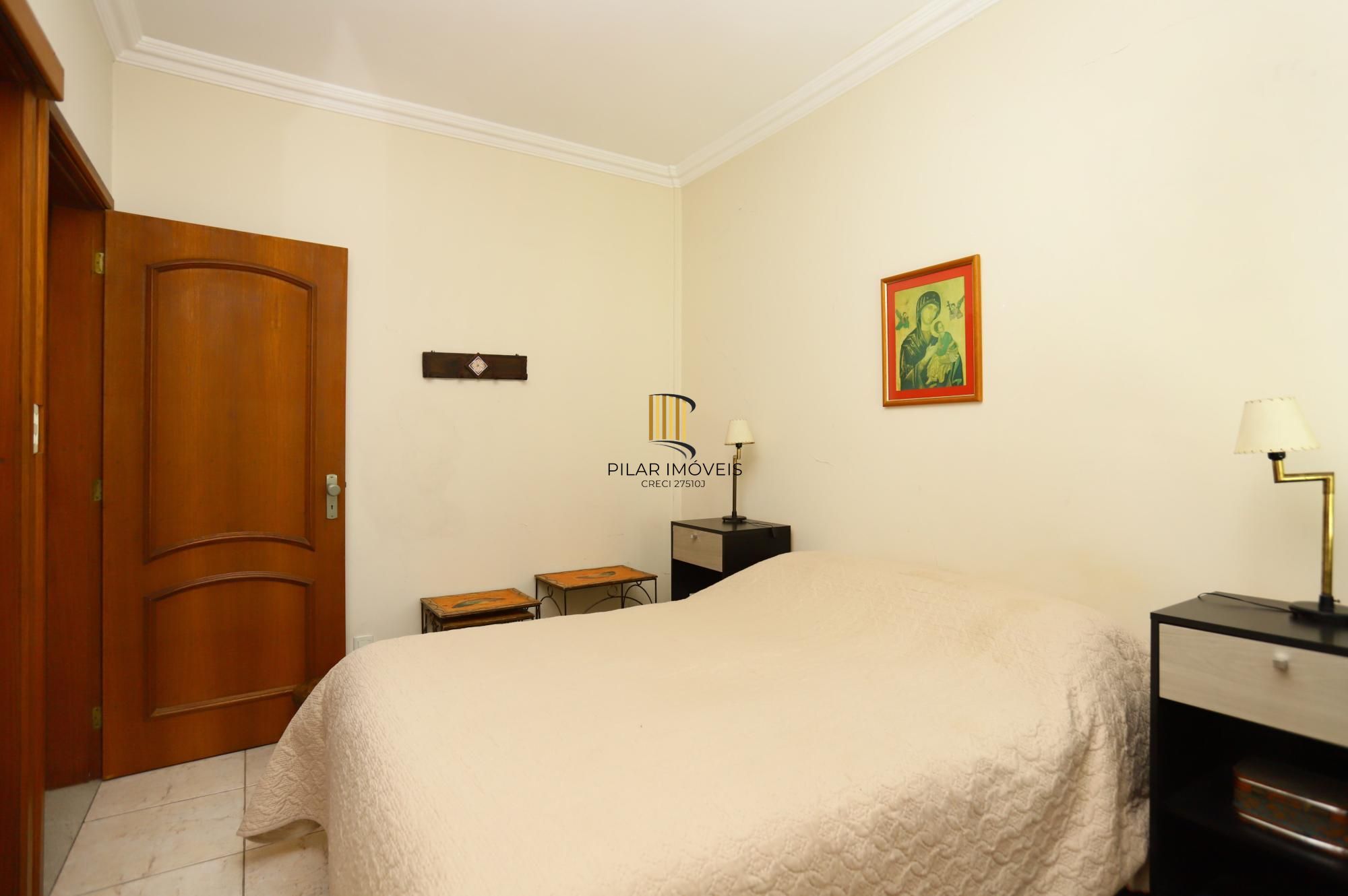 Apartamento super iluminado e arejado,  com hall de entrada , living amplo com 02 ambientes , 02 dormitórios, sendo uma suíte , banheiro  social com ventilação externa e cozinha mobiliada