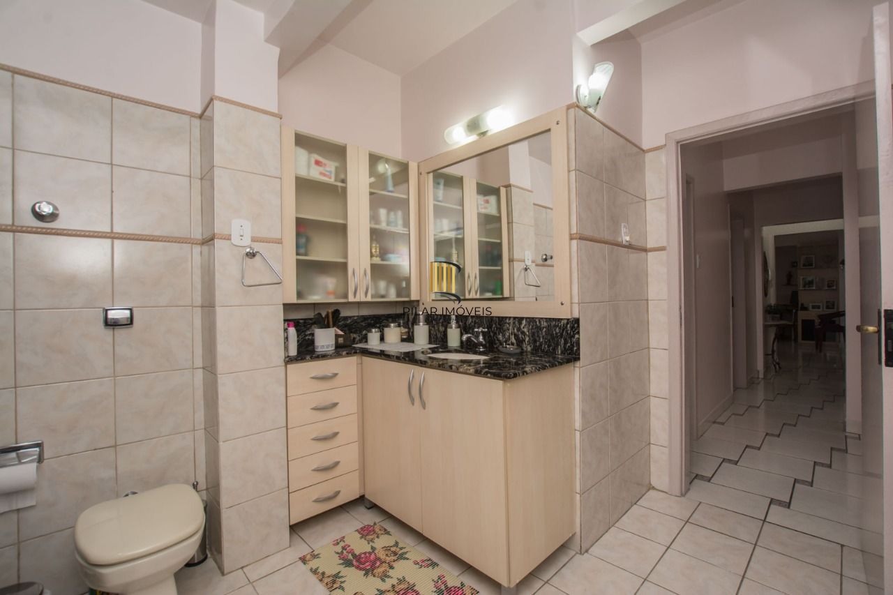Apartamento semimobiliado com 2 quartos e 2 banheiros no Bairro Floresta