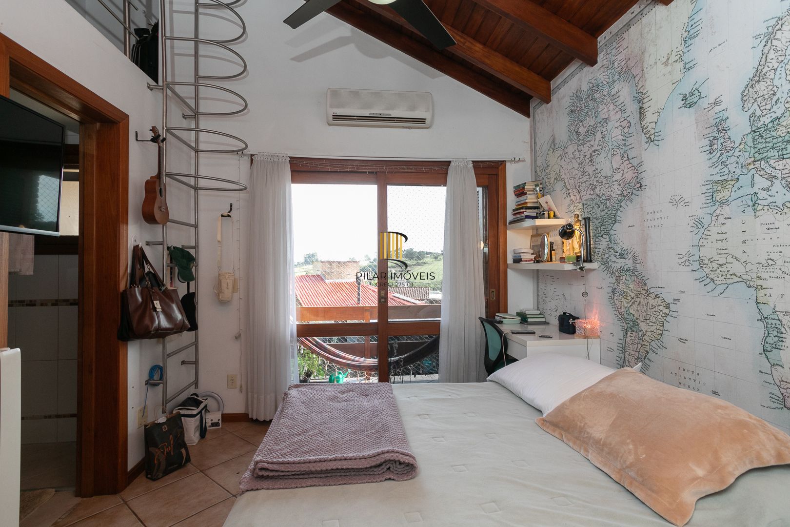 Casa mobiliada em condomínio