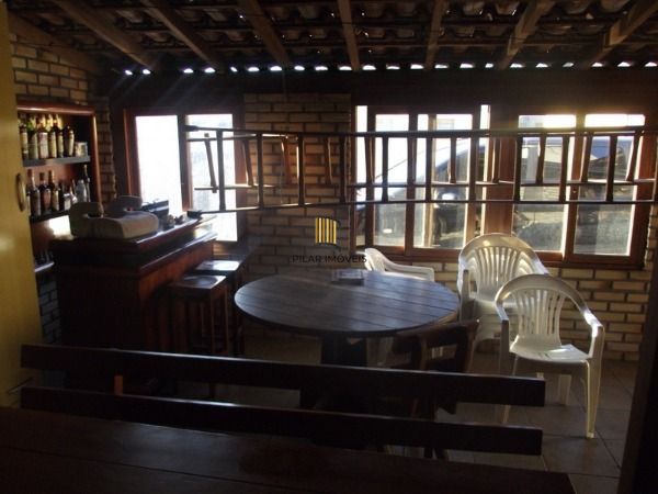 Casa com 03 quartos em terreno de 13:20 x 7501, no bairro Medianeira