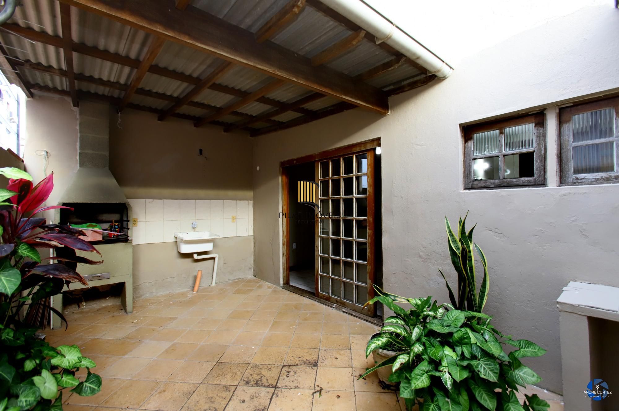 Apartamento térreo , tipo casa, área externa com churrasqueira , 02 dormitórios. - Pilar Imóveis