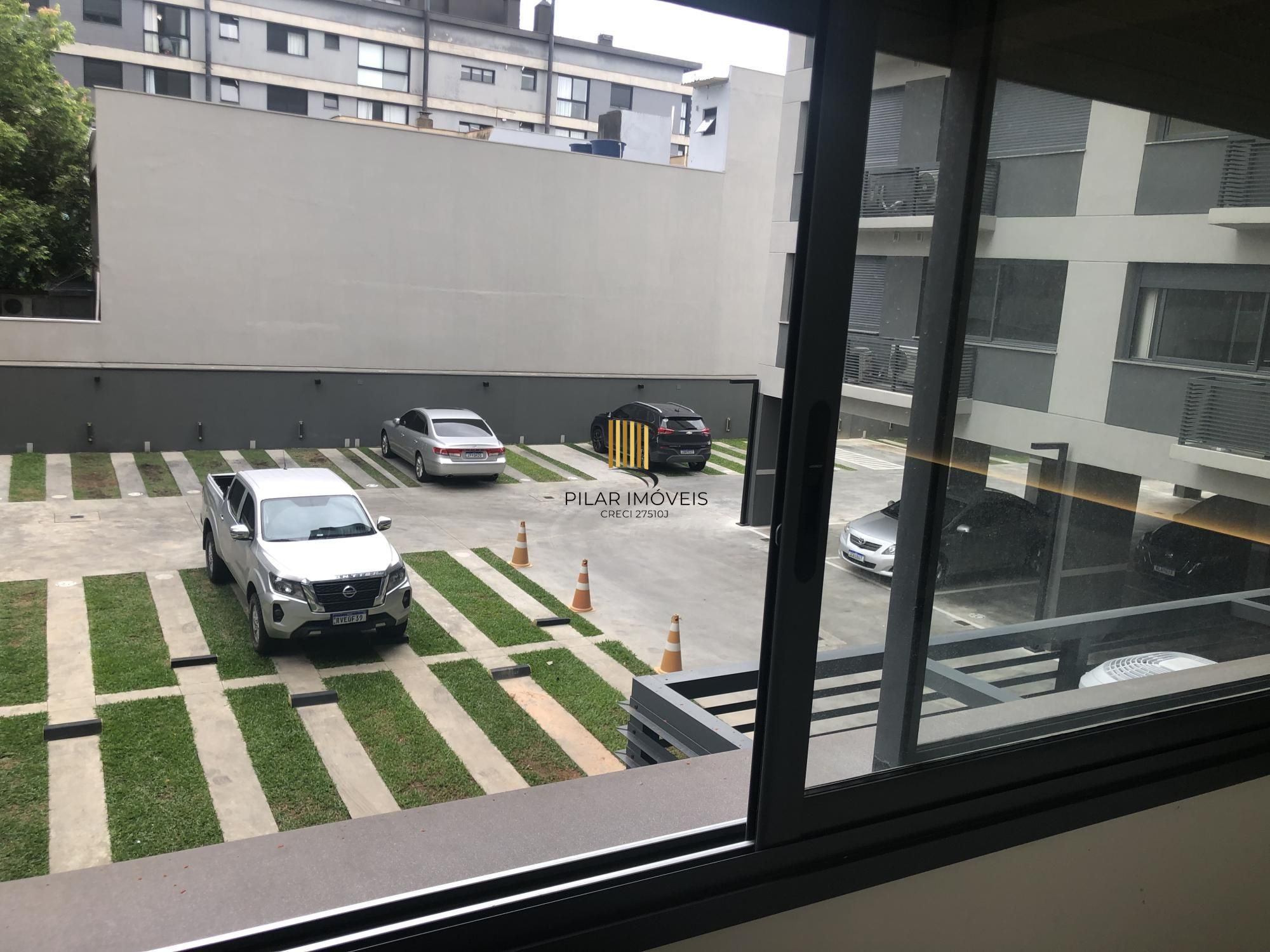 Apartamento desocupado e totalmente mobiliado com uma garagem