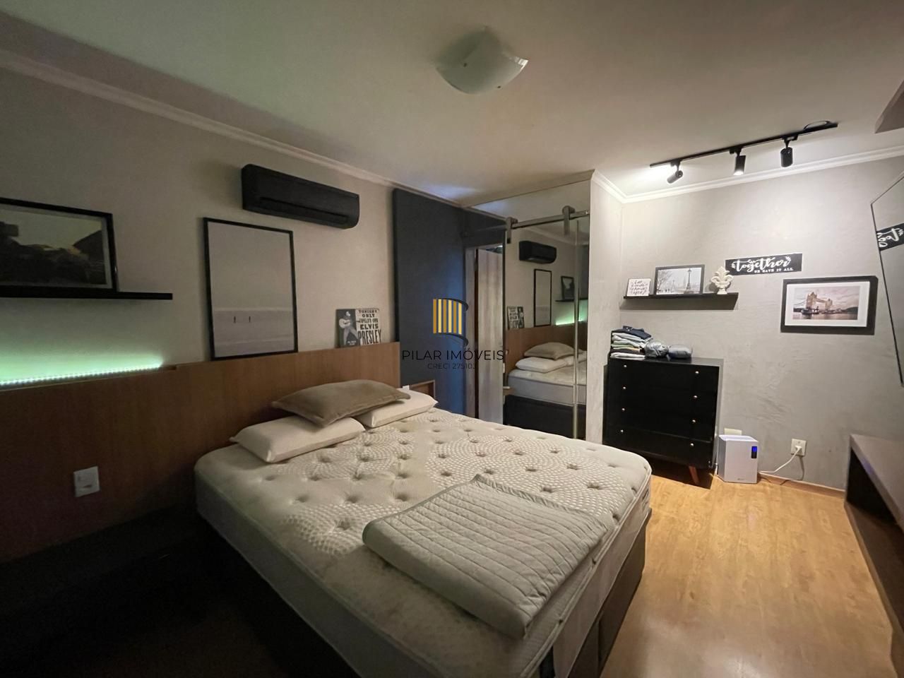 Apartamento, 2 Dormitórios, 2 Banheiros, 2 Vagas, Bairro Menino Deus