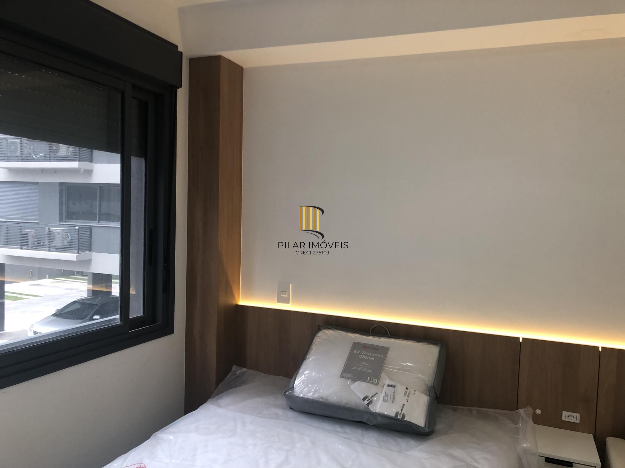 Apartamento desocupado e totalmente mobiliado com uma garagem