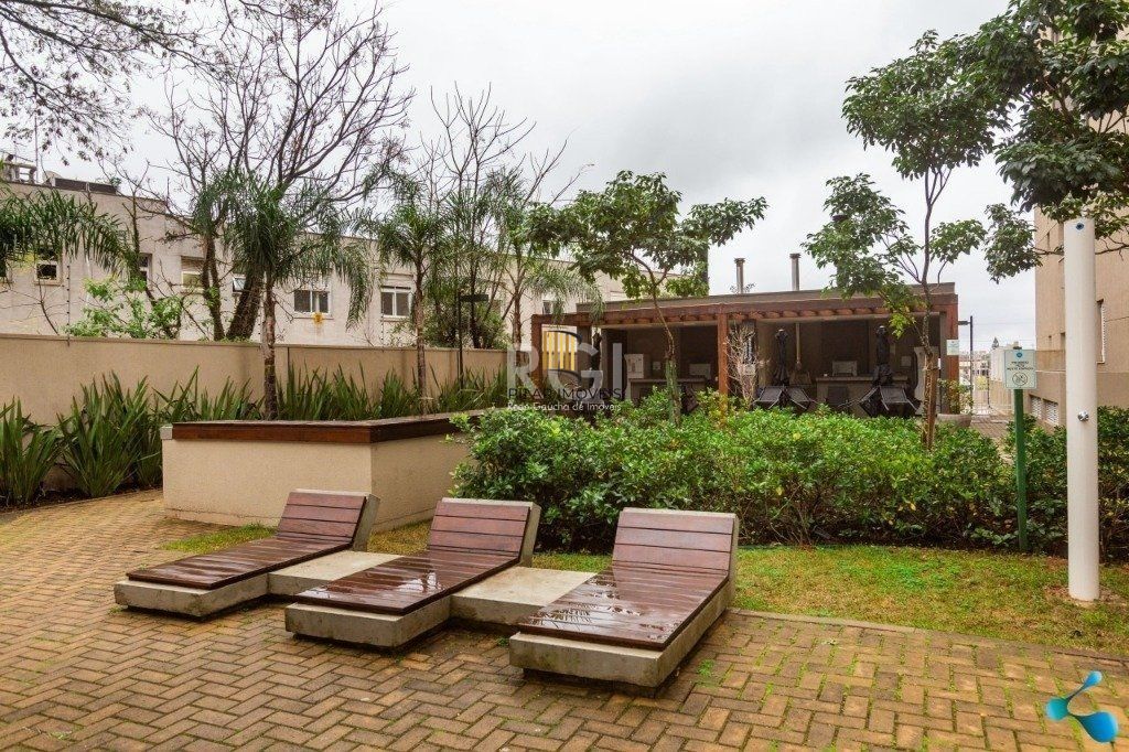 Vende apartamento no condomínio New Life, com garagem coberta, nunca habitado, super arejado, 03 dormitórios, living para dois ambientes, banheiro social, cozinha com churrasqueira e área de serviço.