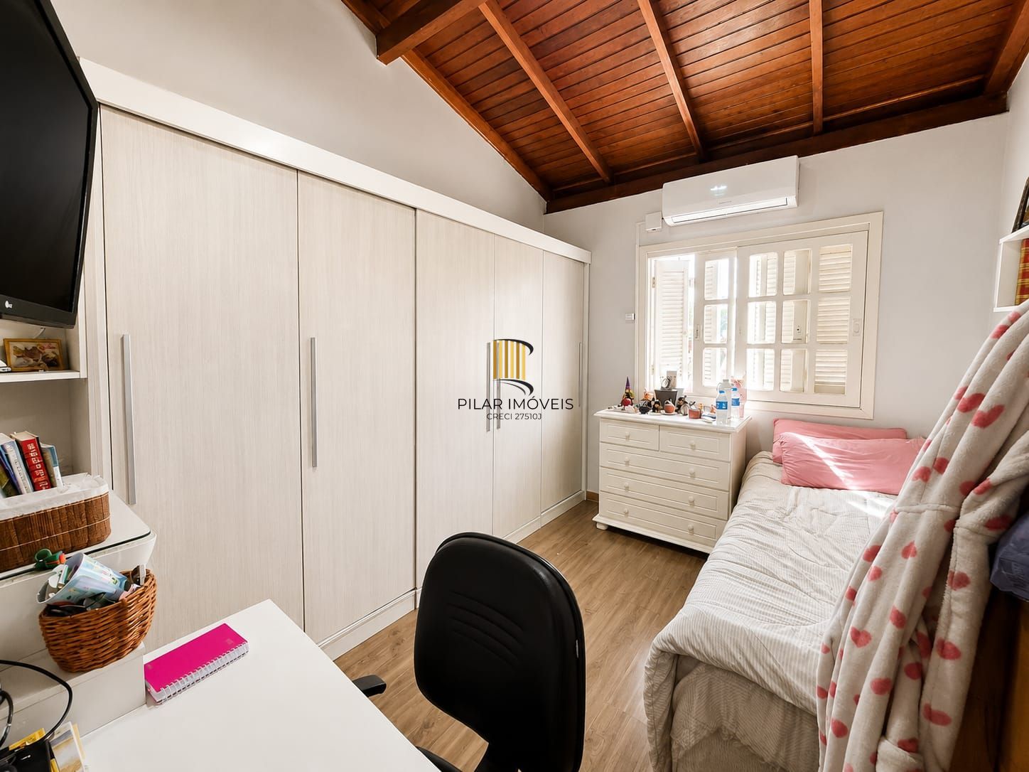 Casa 03 dormitórios no bairro Guarujá em Porto Alegre
