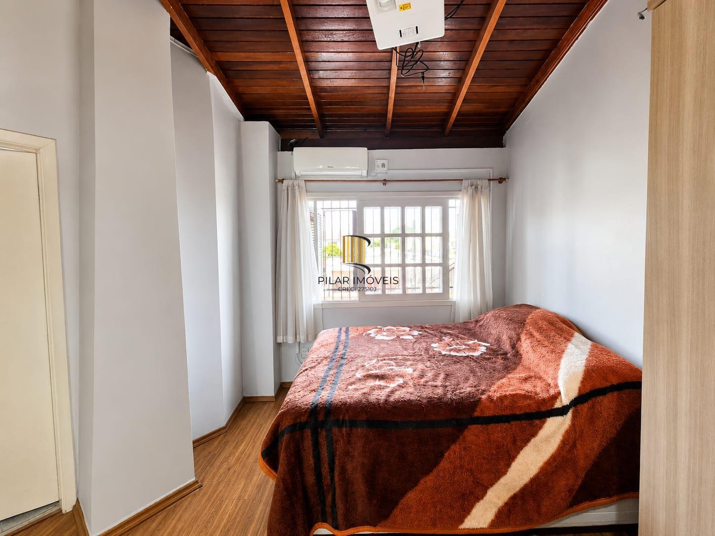 Casa 03 dormitórios no bairro Guarujá em Porto Alegre