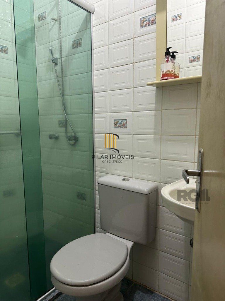 sobrado com 02 dormitórios, living, lavabo, banheiro social,  cozinha com área de serviço e pateo.