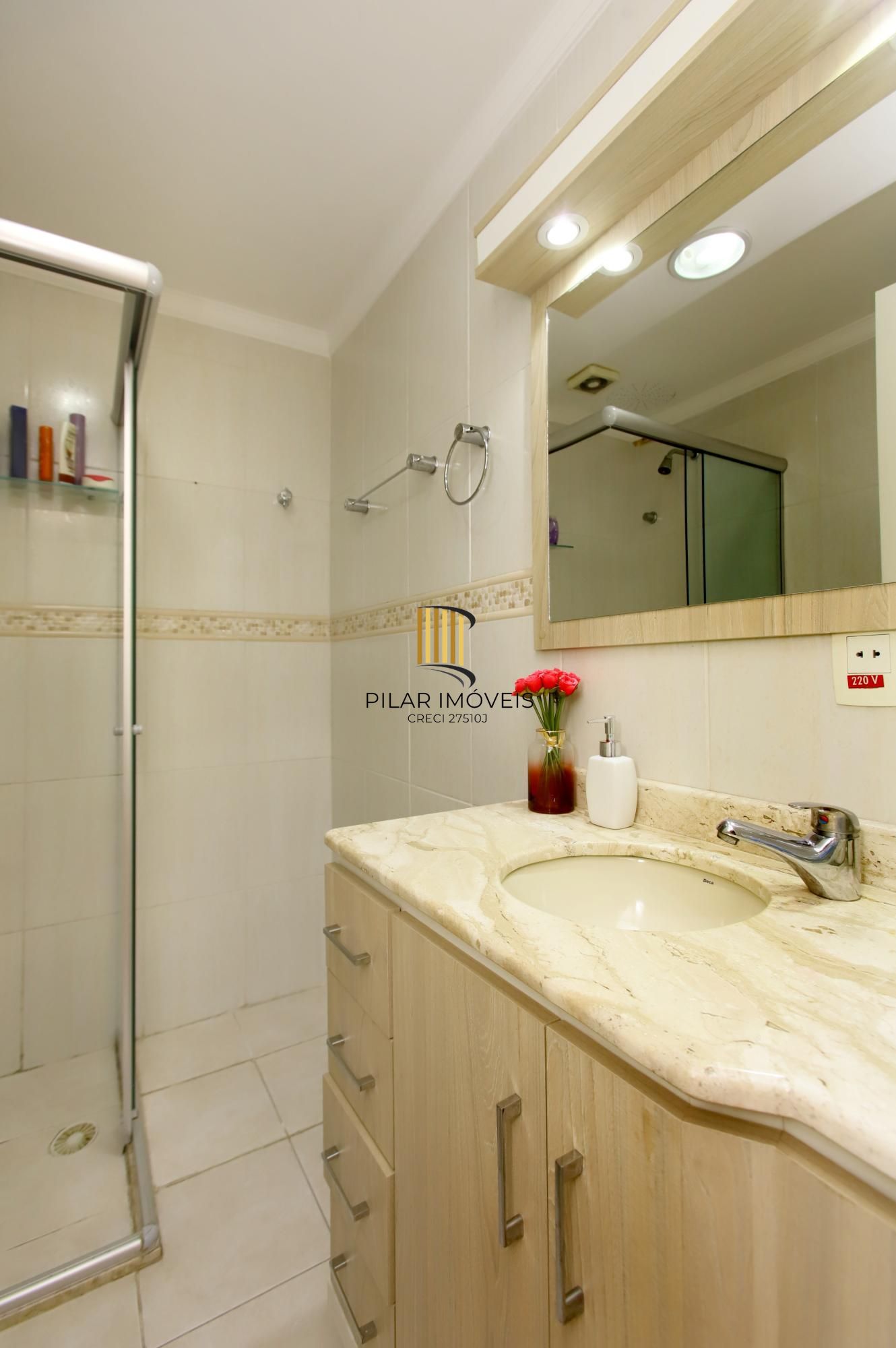 Vende cobertura: Piso inferior:  02 dormitórios, 02 banheiros, living 2 ambientes, cozinha americana.