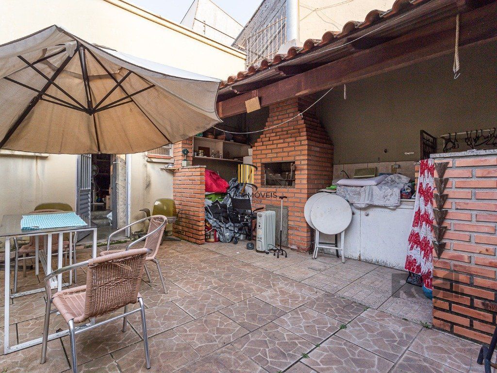 casa  com 3 quartos, 2 banheiros e vaga de garagem,