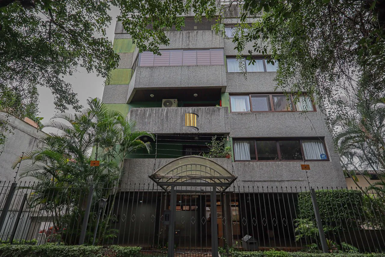 Apartamento cobertura de 03 dormitórios com opção de 05, 03 garagens. Bairro Higienópolis