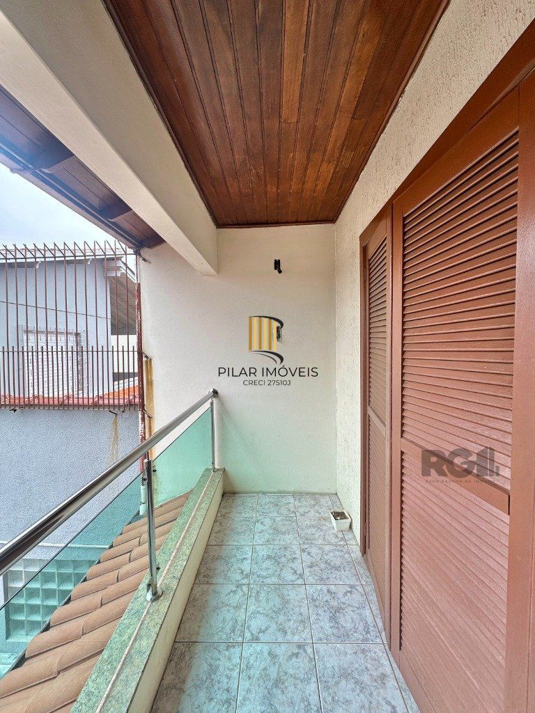 Casa 3 dormitórios no bairro Igara