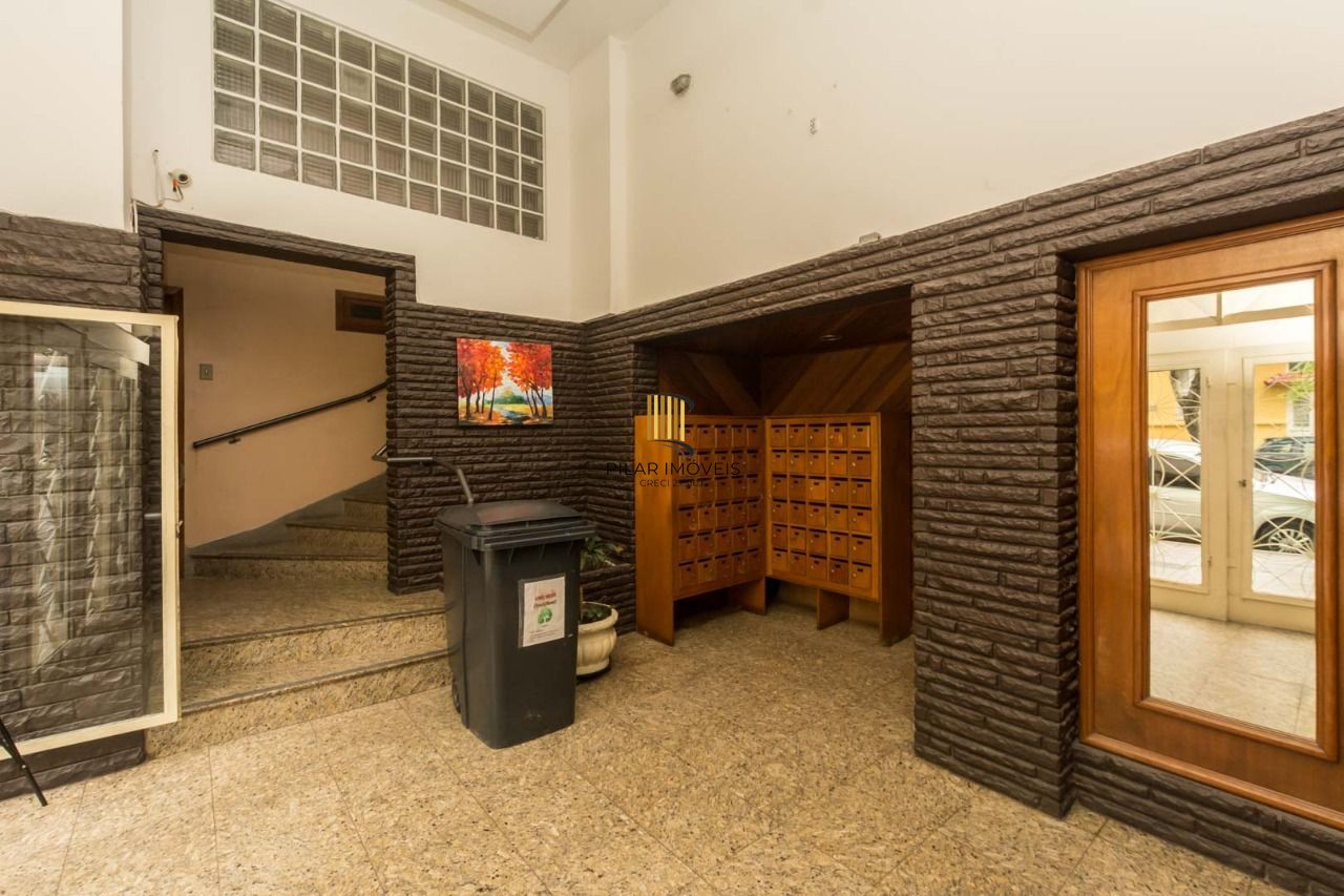 Apartamento semimobiliado com 2 quartos e 2 banheiros no Bairro Floresta