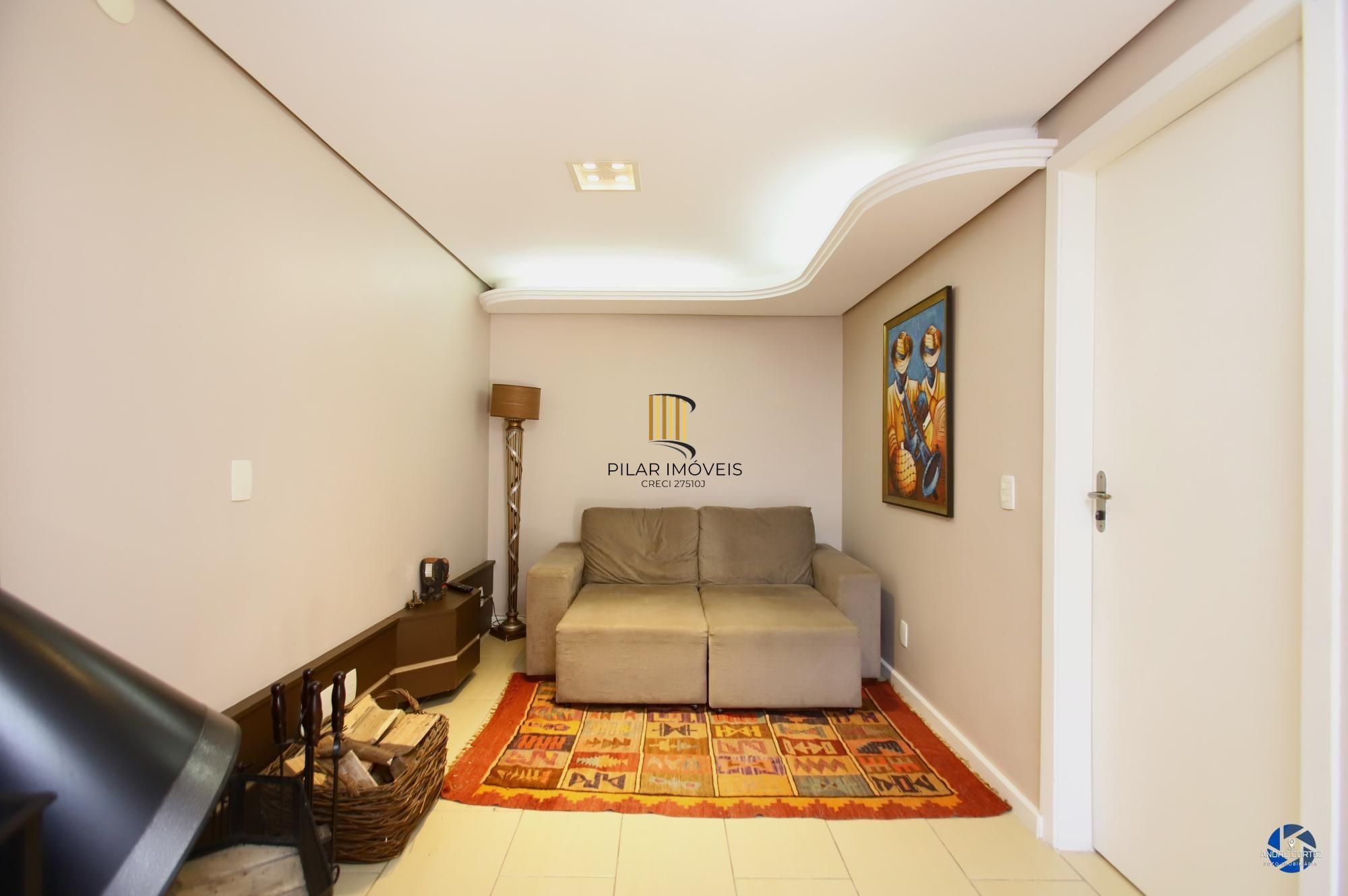 Vende cobertura: Piso inferior:  02 dormitórios, 02 banheiros, living 2 ambientes, cozinha americana.