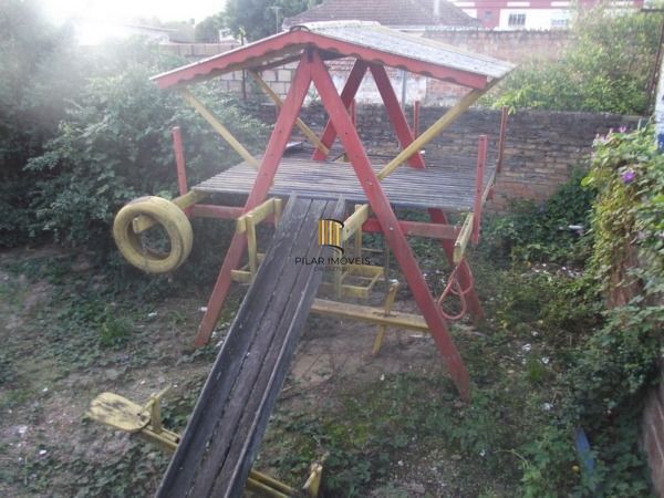 Casa com 03 quartos em terreno de 13:20 x 7501, no bairro Medianeira