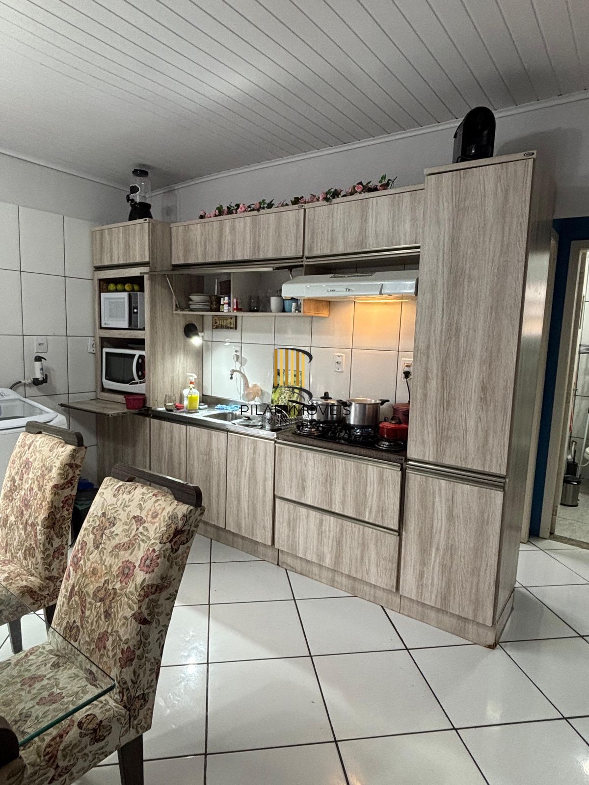 Casa residencial semimobiliada, com 3 quartos, 1 banheiro e 2 vagas de garagem.