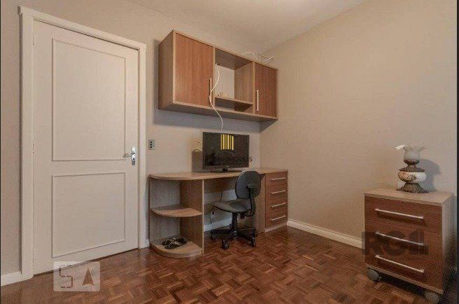 Casa com 04 dormitórios no Bairro Chacara das Pedras Porto Alegre
