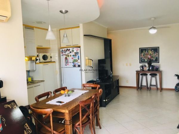 Apartamento com 02 dormitórios, 02 vagas de garagem no Bairro Floresta