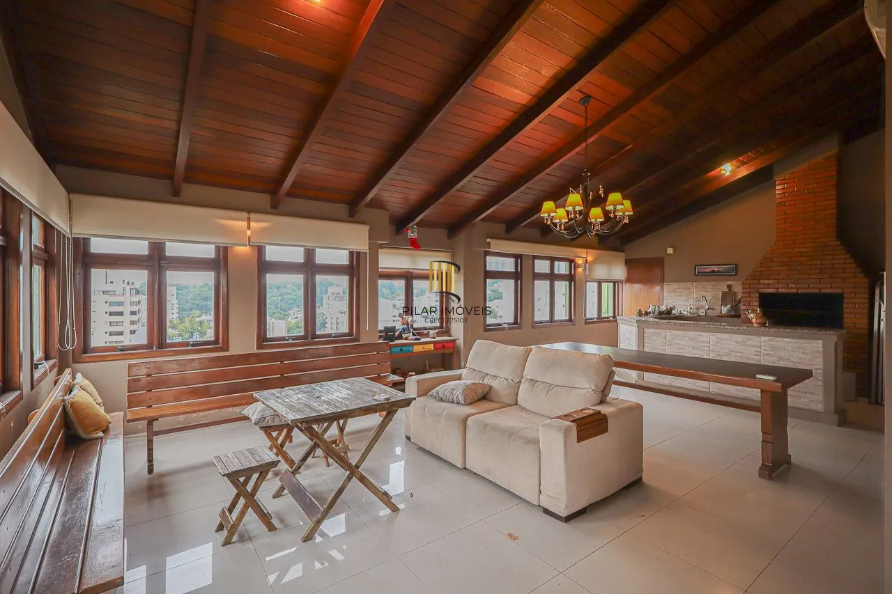 Apartamento cobertura de 03 dormitórios com opção de 05, 03 garagens. Bairro Higienópolis