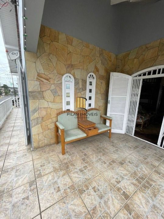 Sobrado 4 dormitórios no bairro Vargas