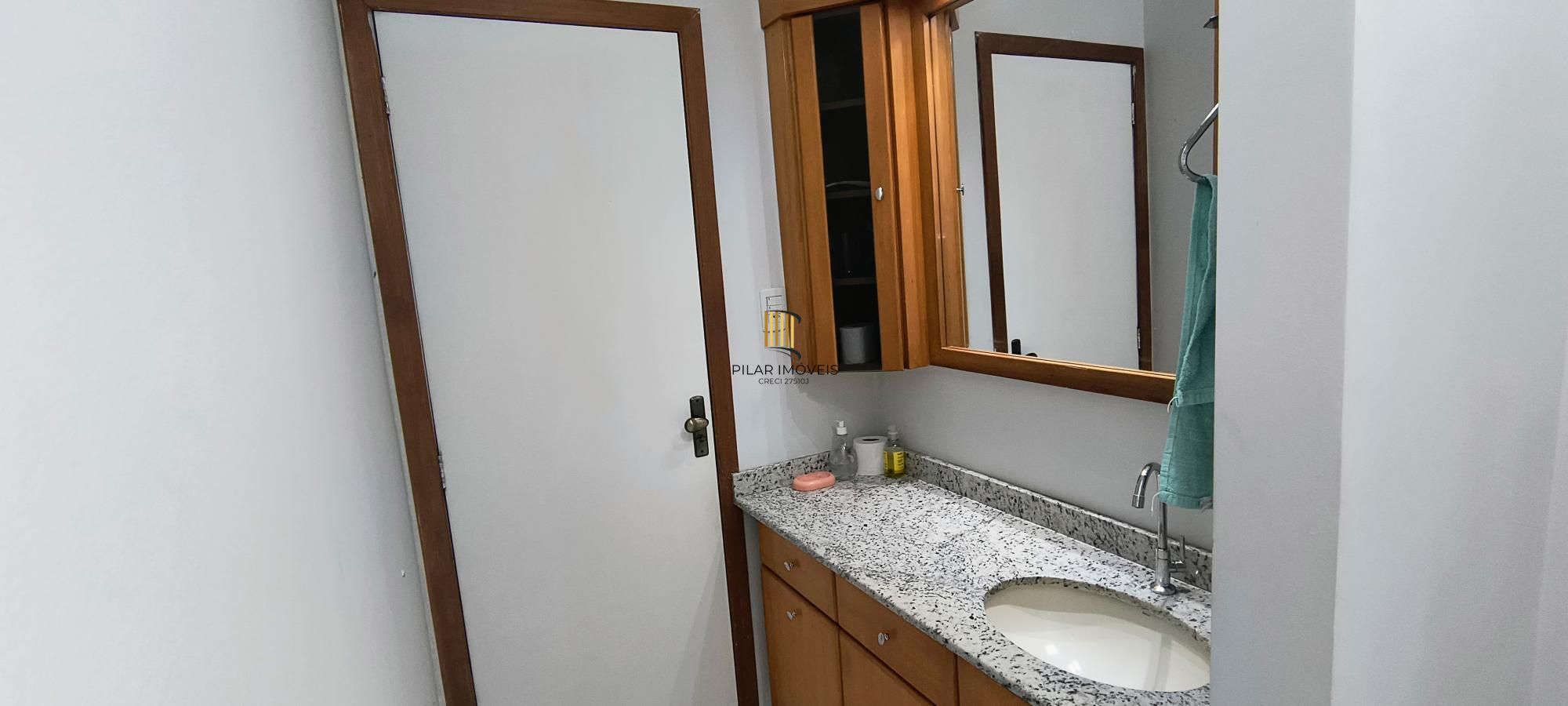 Com área privativa de 120,73 m2, sala com 03 ambientes